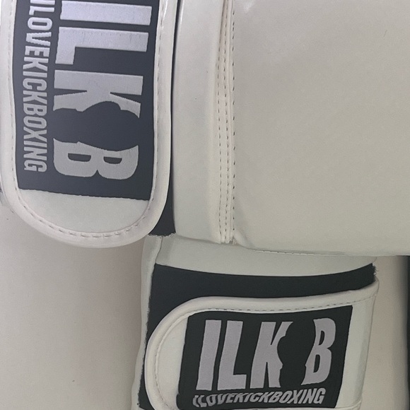 The Carbon KickBoxing Gloves🌸 - Picture 4 of 5